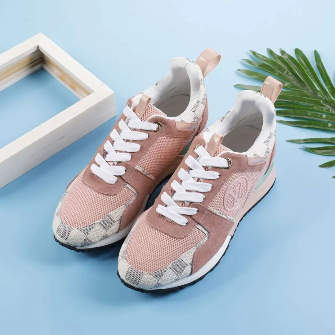 👟👟Ex-factory price 400👟👟 Men's size +10 Couple style, 2019 spring and summer new LOUIS VUITTON The same style of casual sports shoes is launched on Louis Vuitton's official website. Fabric: imported cowhide/cow velvet/breathable mesh, (imported mesh with silicone LV logo), rubber combination outsole, 2cm behind the sole, built-in 0.5cm comfortable feet, size 35-41 for women, 39-46 for men, welcome new and old customers to repost pictures for sale